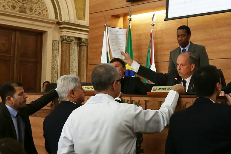 Aprovado parcelamento de dívida com IPMC; emendas são derrubadas