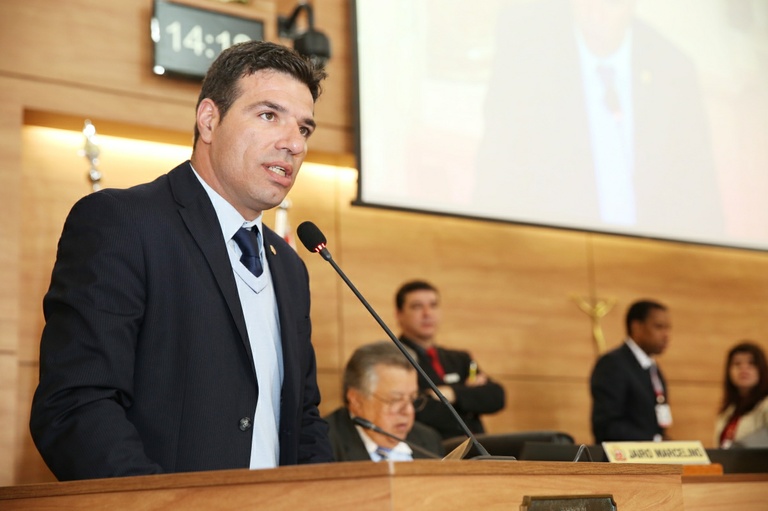 Aprovado projeto que prevê provador de roupas adaptado