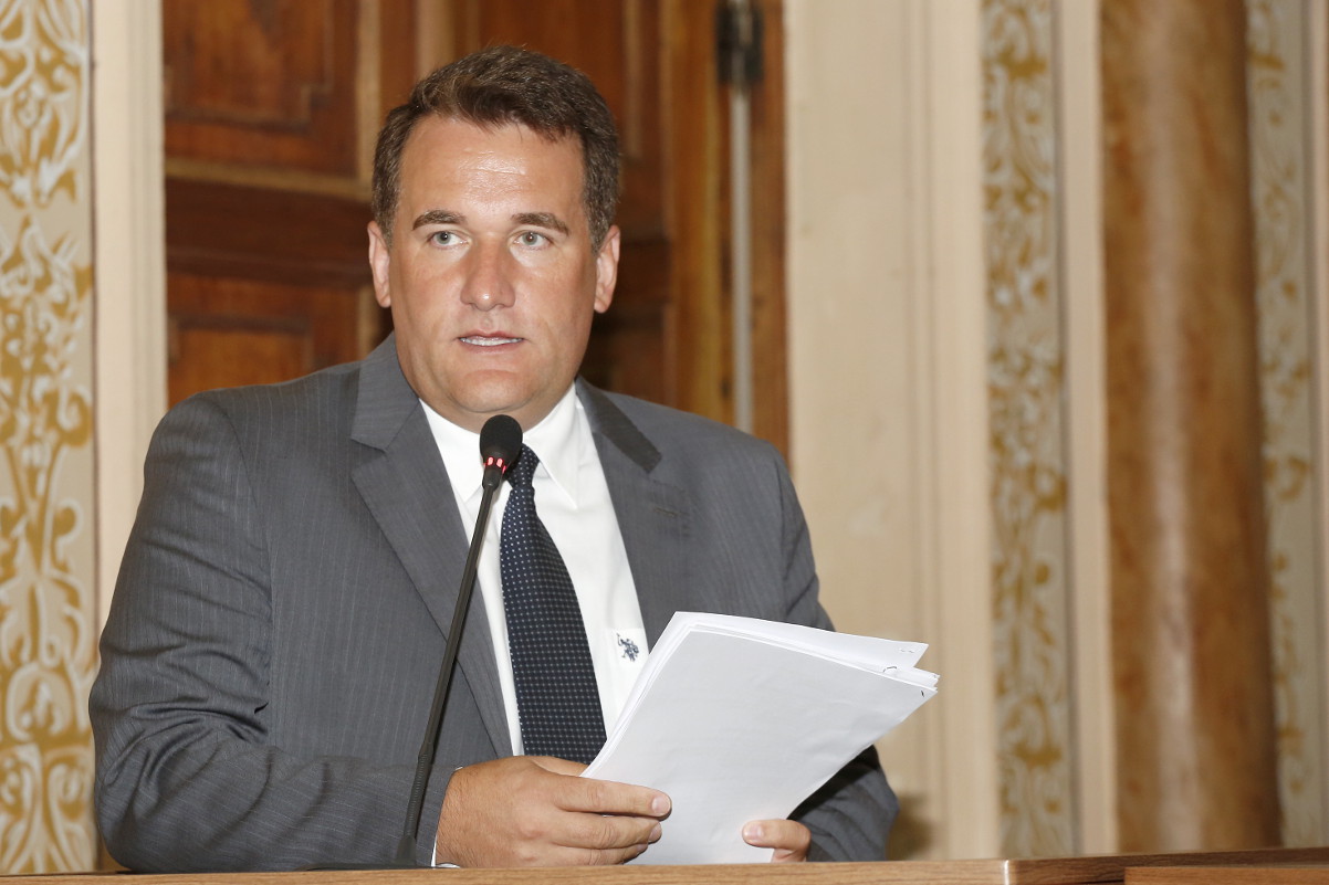 Aprovado projeto que proíbe placas e banners em postes