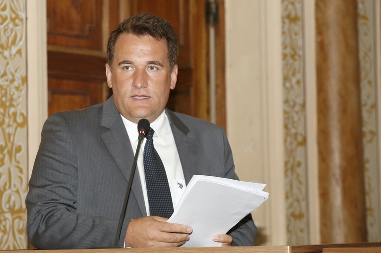 Aprovado projeto que proíbe placas e banners em postes