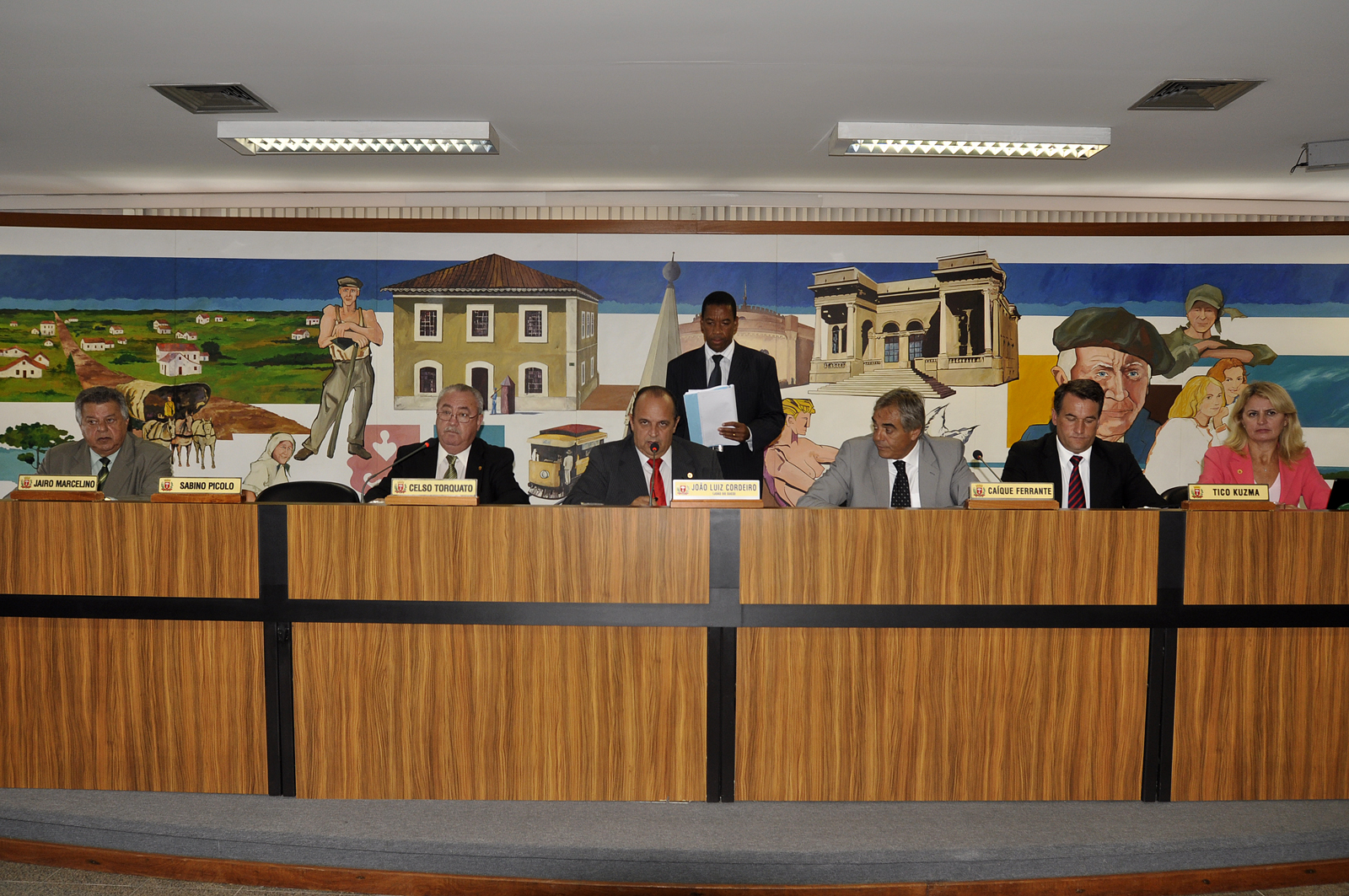 Aprovado projeto que vai reger serviço de táxi 