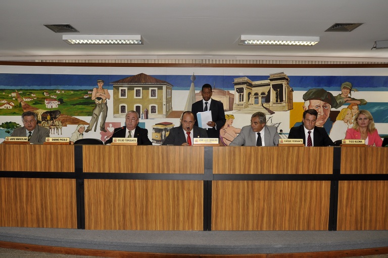 Aprovado projeto que vai reger serviço de táxi 