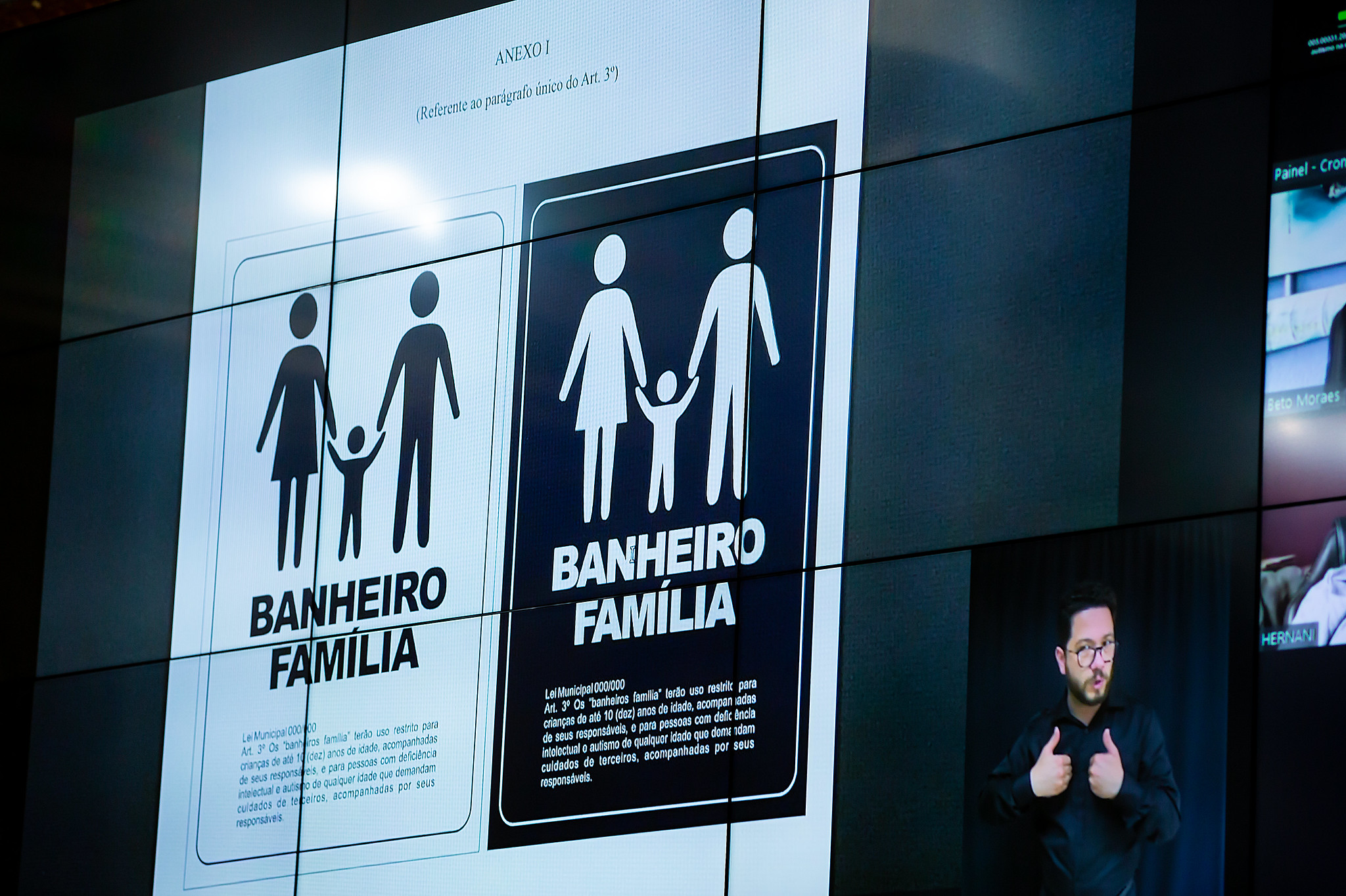 Aprovada regulamentação de banheiros-família de grandes estabelecimentos