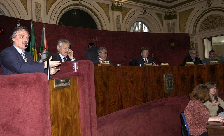 Aprovados novos pisos salariais a servidores 