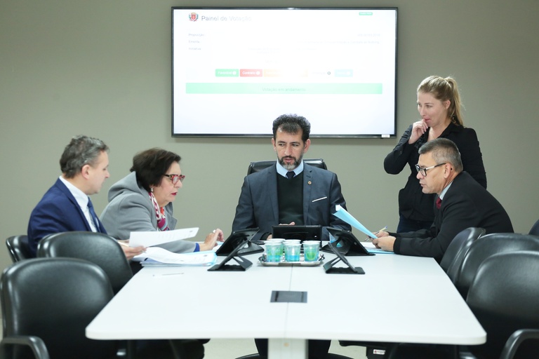 Apto ao plenário da CMC projeto que limita honrarias a pessoas vivas