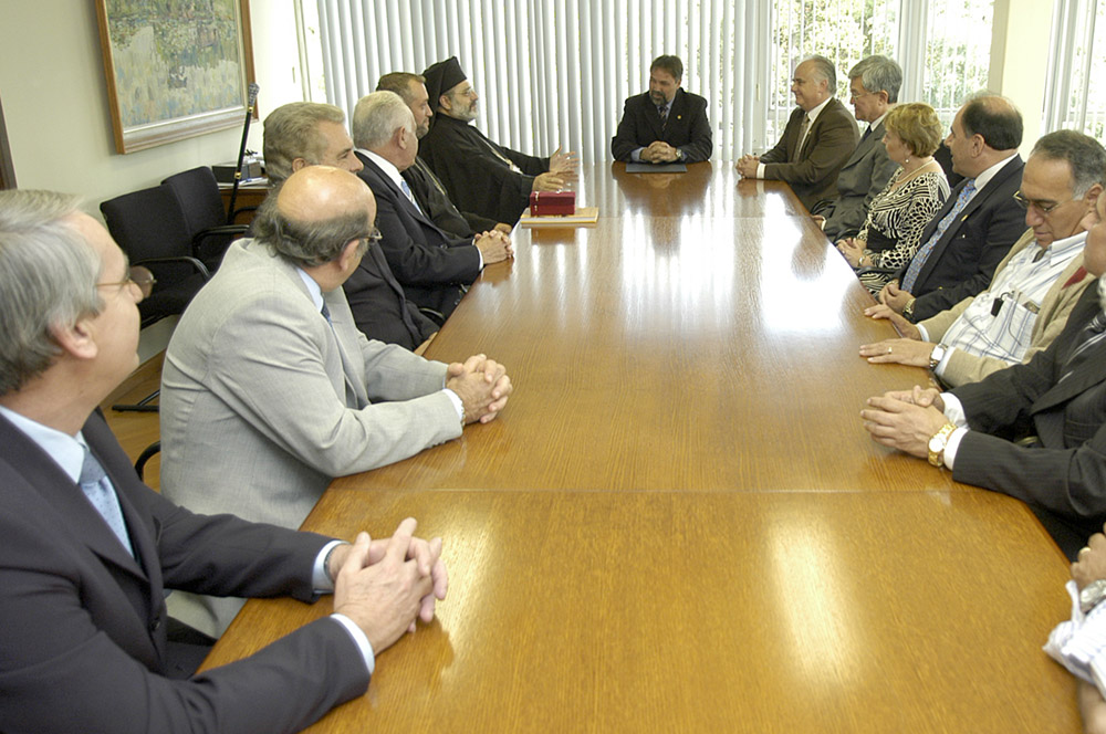 Arcebispo ortodoxo recebe votos de congratulações 