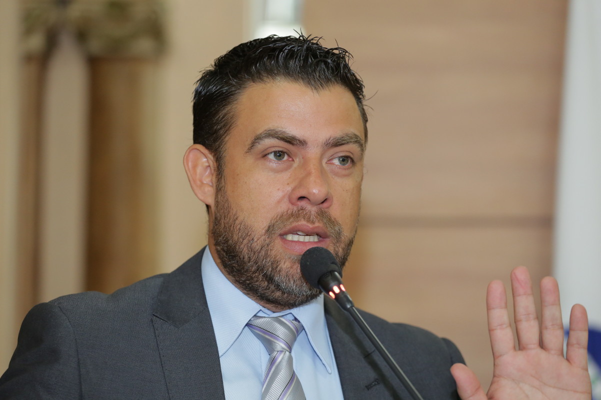 Arquivado projeto que multa quem fuma dentro do carro com criança