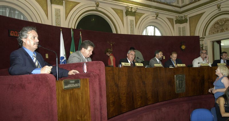 Arquivado projeto sobre salário de Richa 