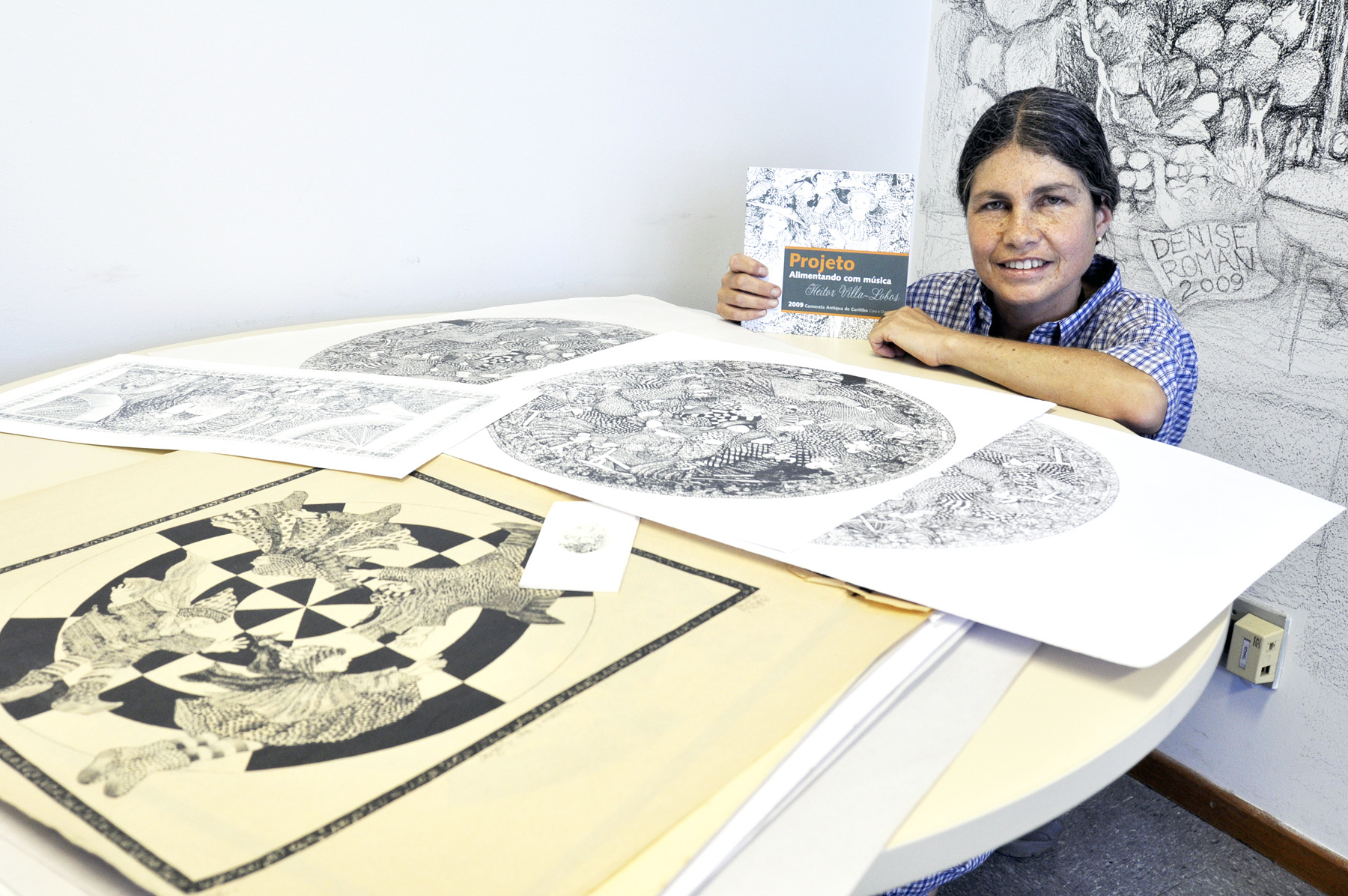 Artista finaliza obra em gabinete  