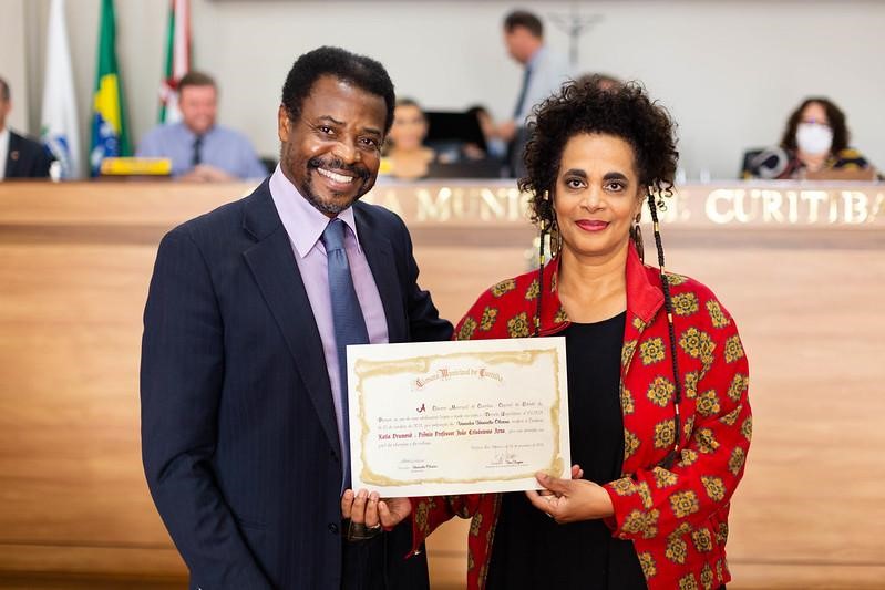 Artista Katia Drumond é homenageada na Câmara de Curitiba