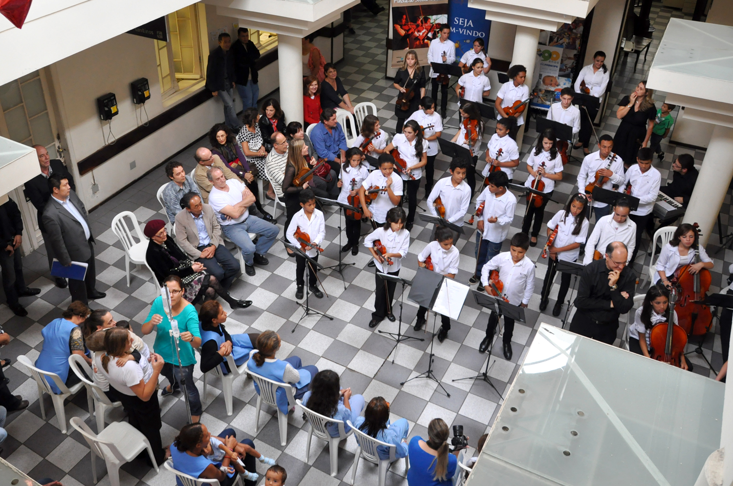 Artistas solidários recebem louvor 