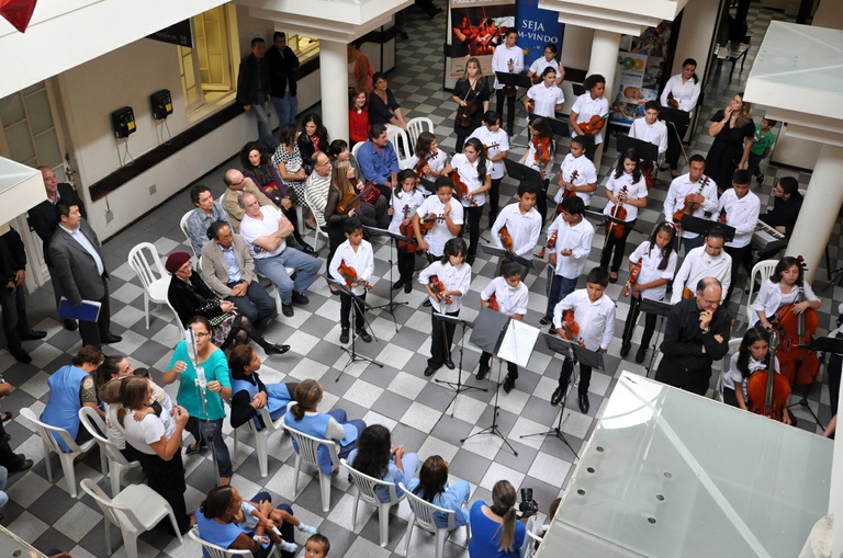 Artistas solidários recebem louvor 