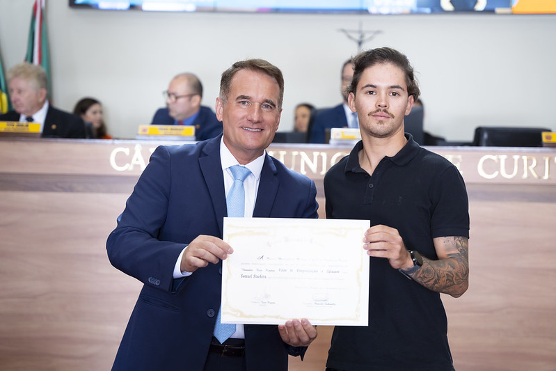 Ciclista curitibano Samuel Stachera é homenageado na Câmara
