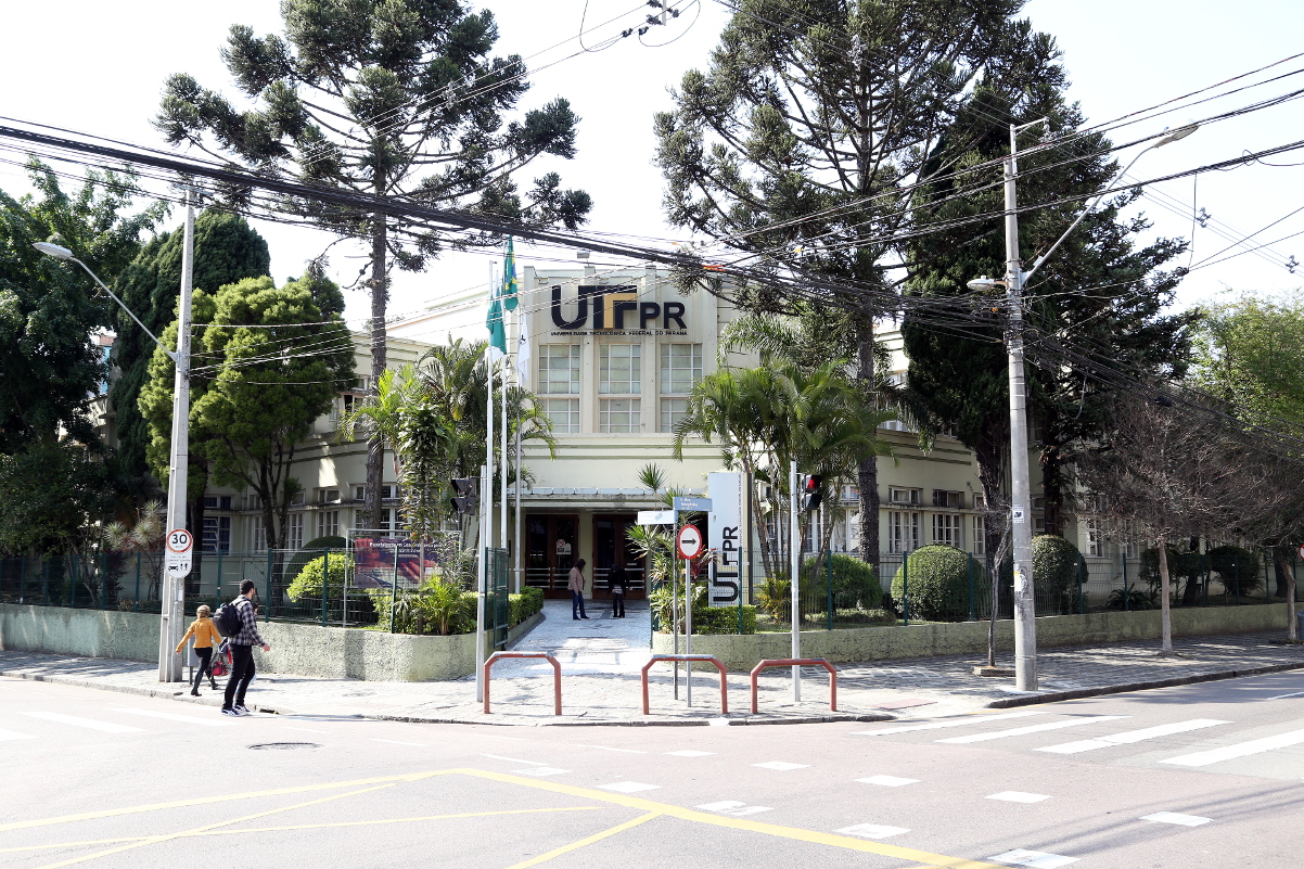 Audiência pública debate extinção dos cursos técnicos da UTFPR
