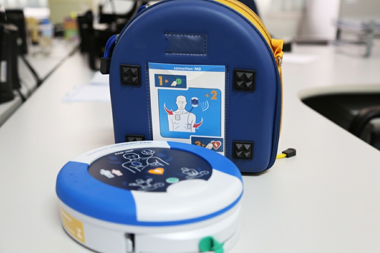 Ausência de desfibrilador põe vidas em risco, alerta vereador