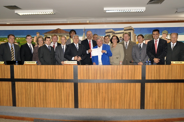 Autor de "Eram os Deuses Astronautas?" visita a Câmara 