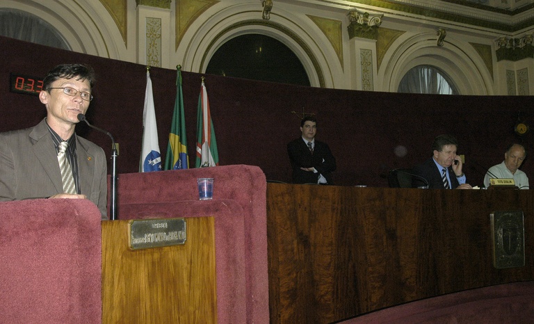 Bancada de oposição comenta políticas públicas 