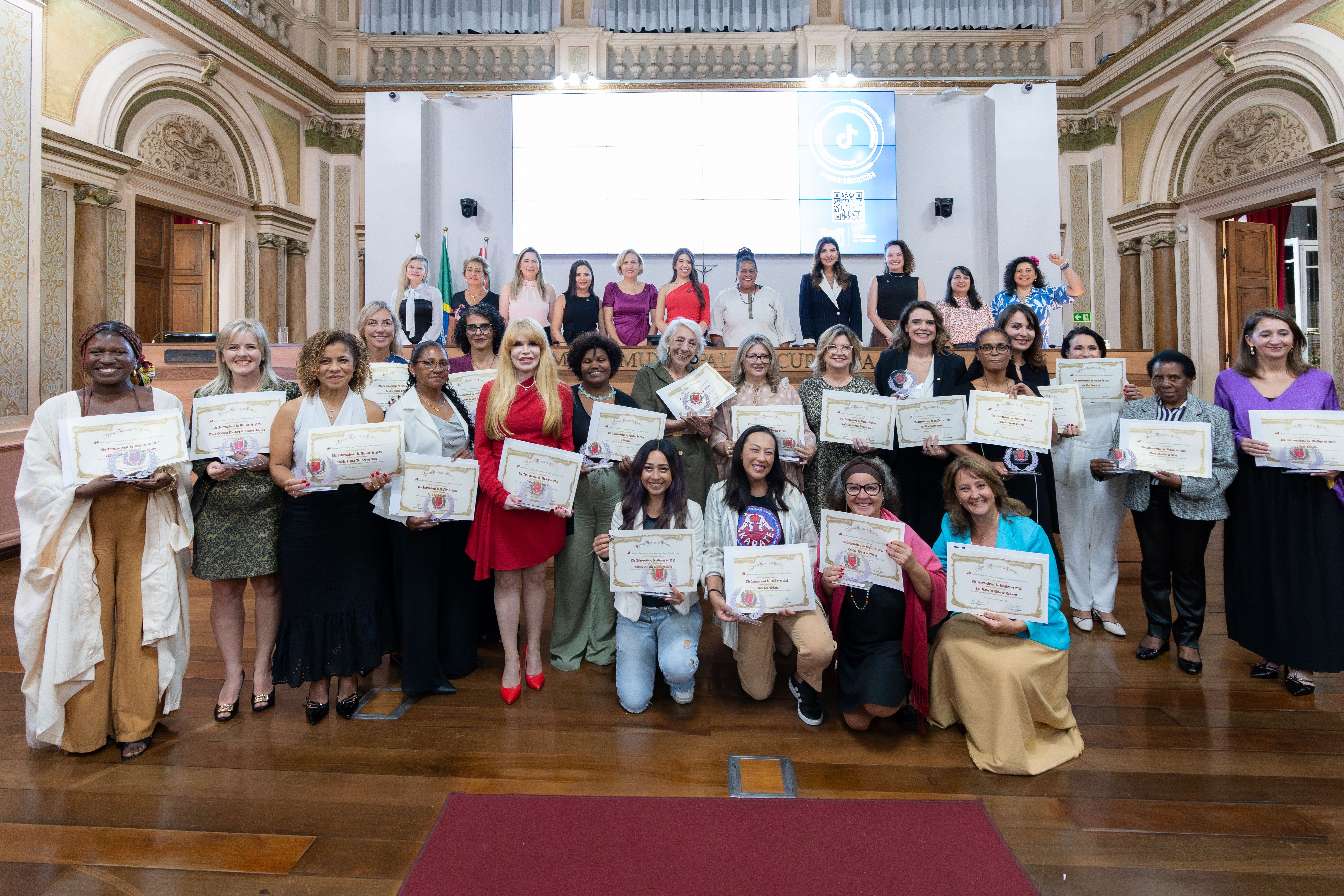 Bancada feminina homenageia 23 mulheres em sessão do Dia da Mulher