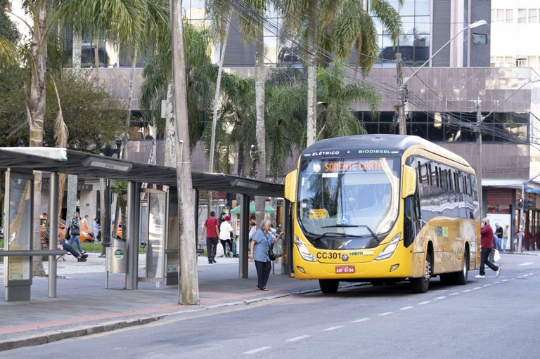 Bancos em paradas de ônibus podem ser obrigatórios em Curitiba