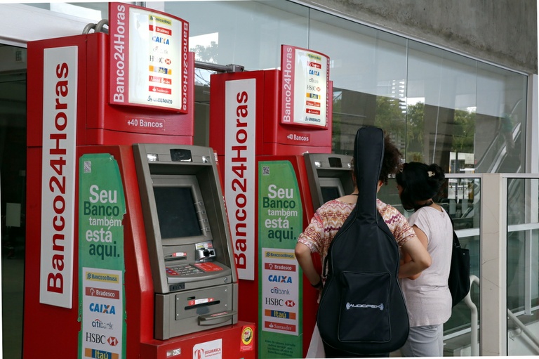 Bancos têm até setembro para se adaptar ao uso do álcool em gel 