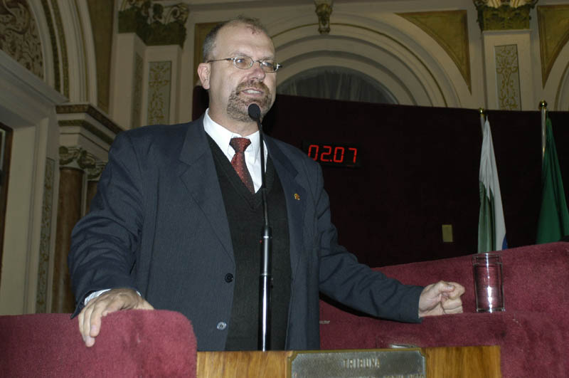 Bernardi comenta cláusulas de barreiras nas eleições 