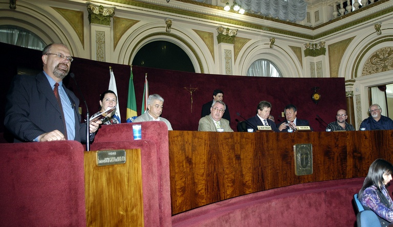 Bernardi divulga fórum de ufologia 