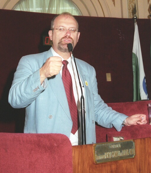 Bernardi faz comunicado oficial de licença 