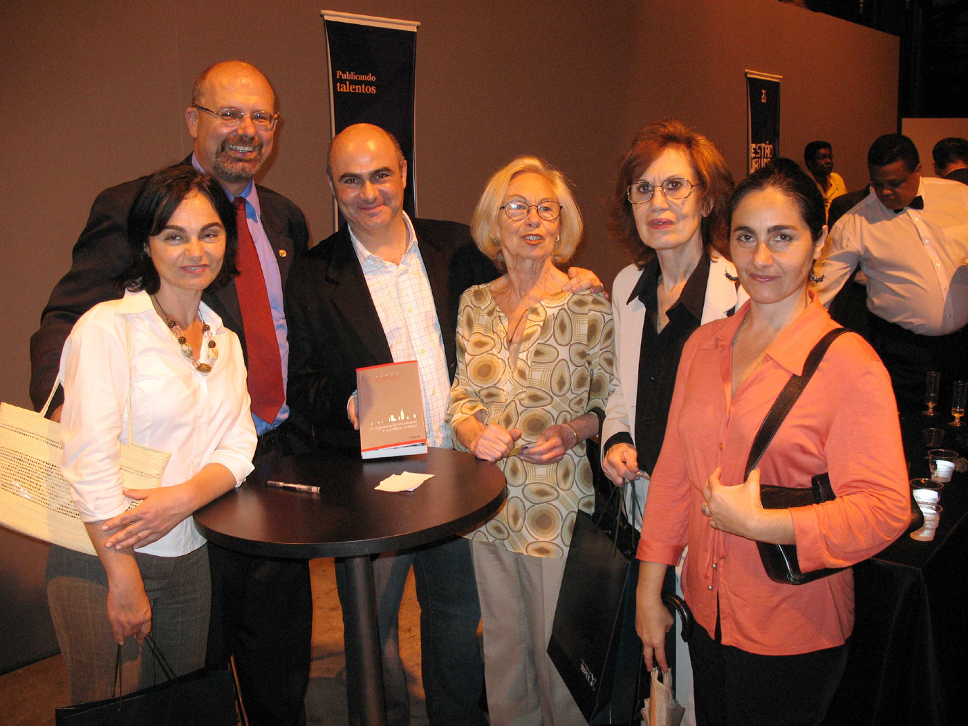 Bernardi lança livro com grande público 