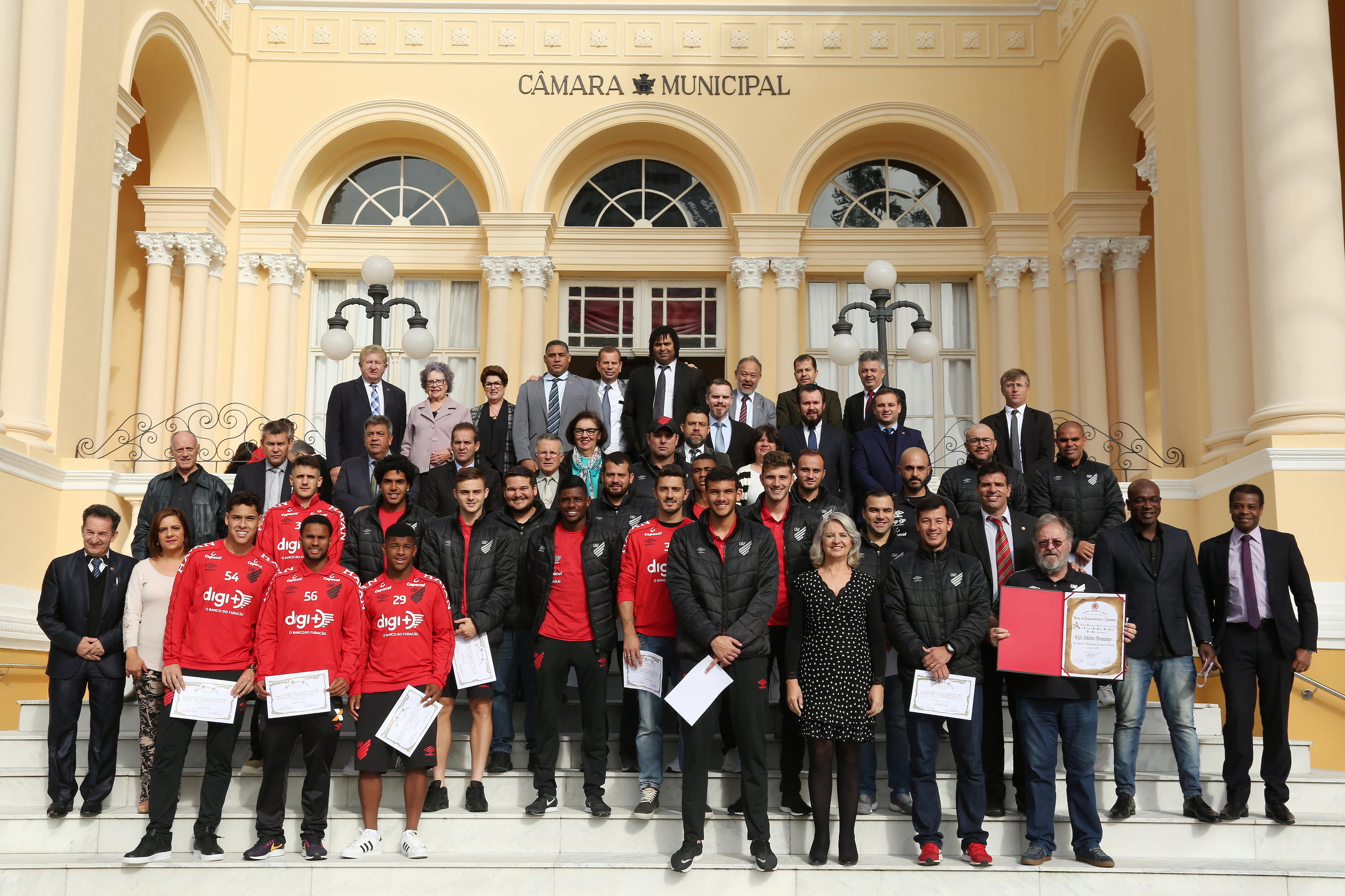 Bicampeonato athleticano e Thalia são homenageados em plenário