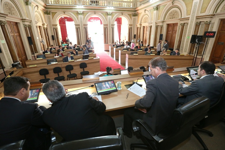 Biografia em placas de rua e mais 2 projetos seguem para sanção
