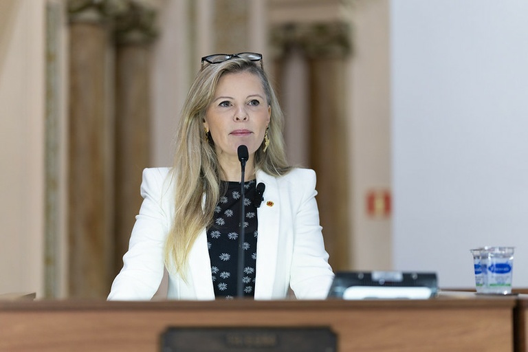 Bolsa Família: Câmara de Curitiba aprova acesso prioritário ao emprego