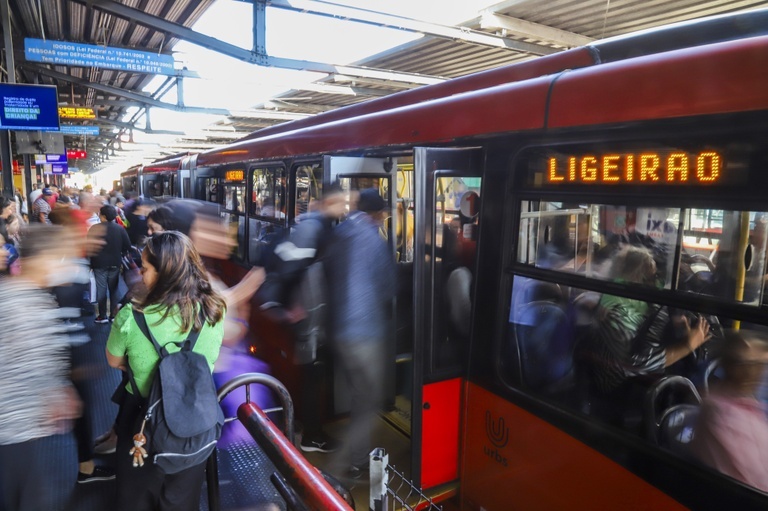 Vereadora quer botão antiassédio no transporte da capital
