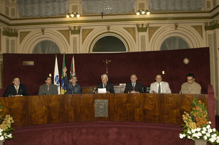 Boxeador Macaris recebe cidadania 