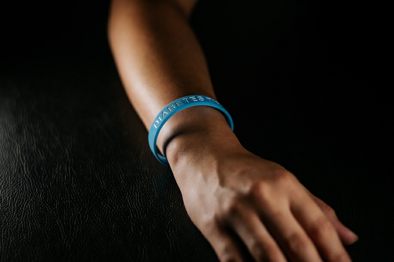 Uso do bracelete azul para diabetes pode ser regulado em Curitiba
