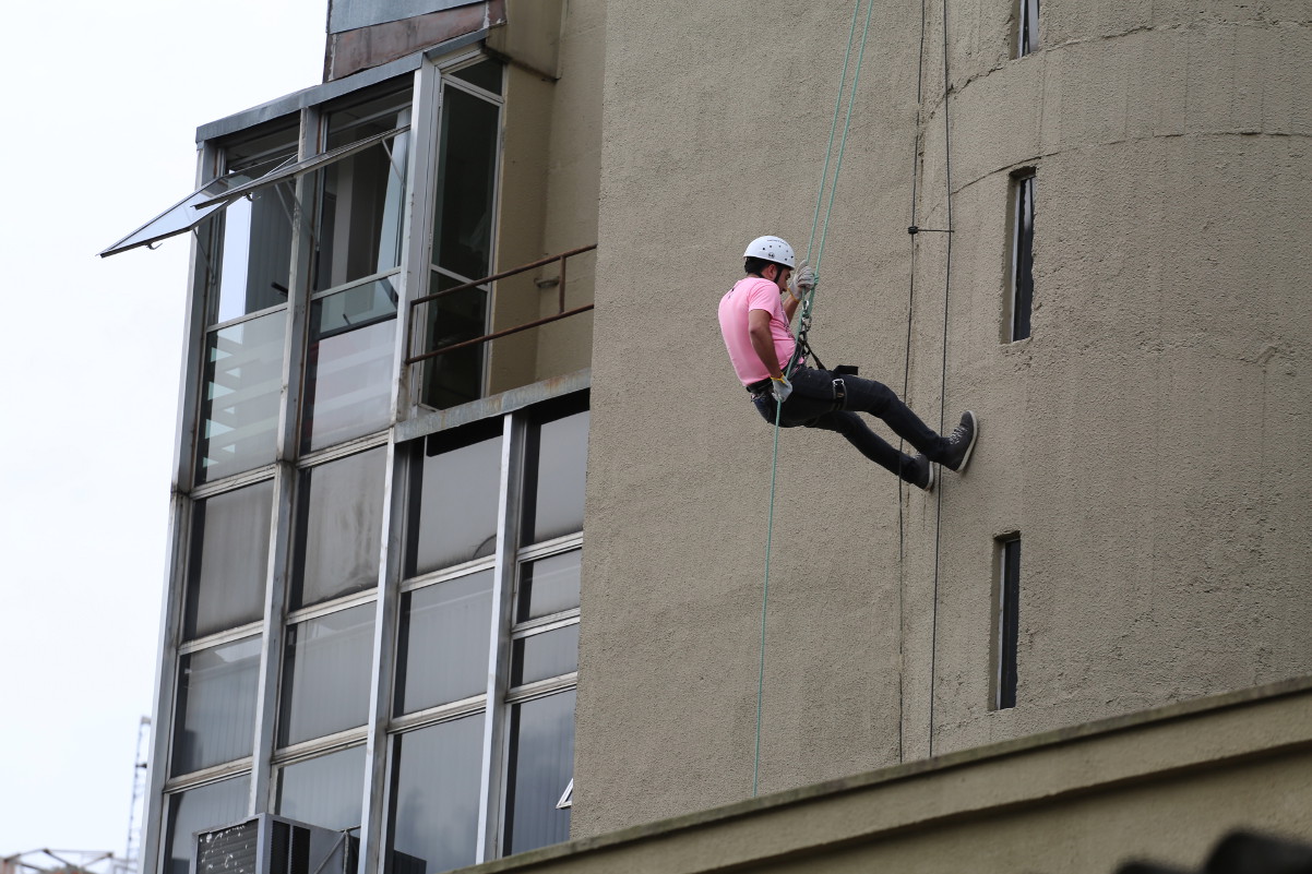 Brigadistas treinam rapel na Câmara Municipal