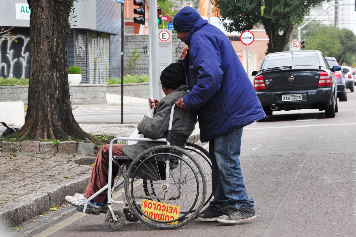 Calçadas e ensino de libras na pauta da Comissão de Acessibilidade