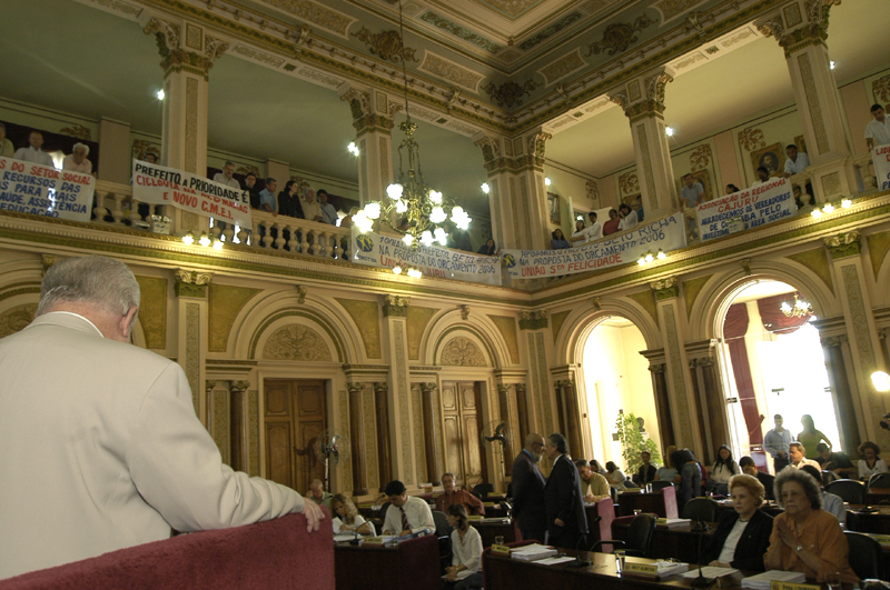 Câmara aprova orçamento para 2006  