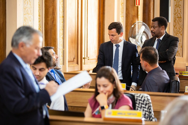 Câmara aprova urgências e reposição salarial será votada dia 29