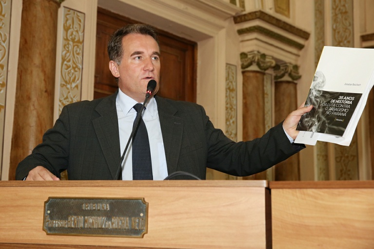 Câmara combate tabagismo há 63 anos, diz autor de livro