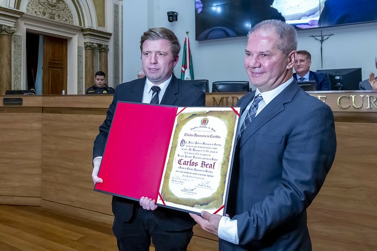Carlos Beal, da Rede Festval, recebe a Cidadania de Curitiba