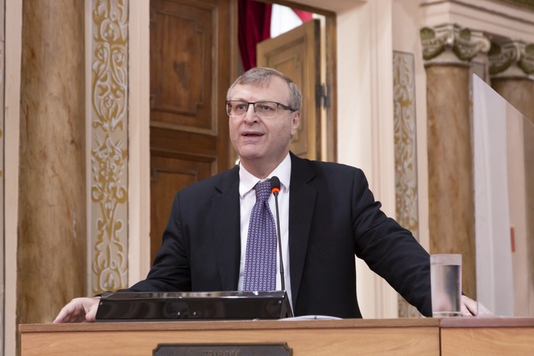 Câmara concede Vulto Emérito ao infectologista Clóvis Arns da Cunha