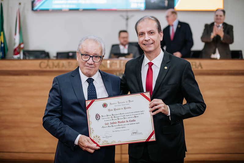 Médico Luiz Antônio Munhoz da Cunha recebe homenagem da CMC