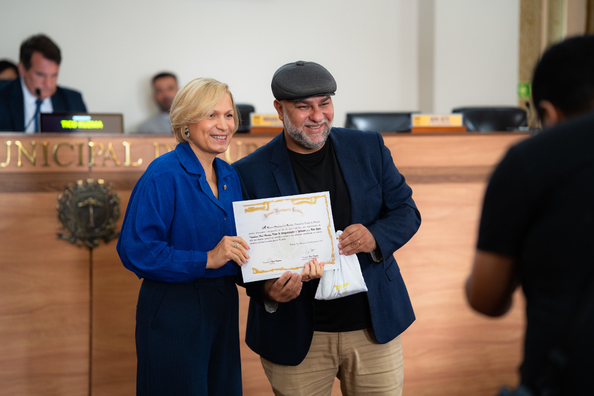 Câmara de Curitiba homenageia artista plástico Toto Lopes