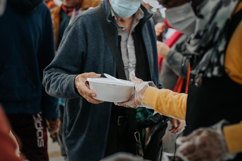 Câmara de Curitiba analisa novas regras para distribuição de marmitas 