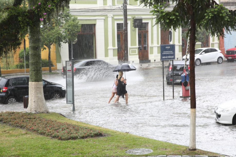 Câmara de Curitiba analisa política de prevenção de enchentes