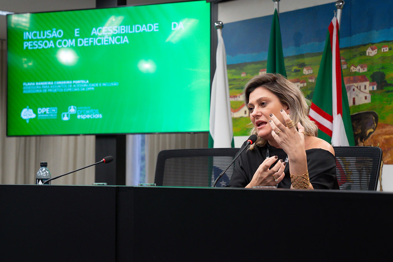 Câmara de Curitiba anuncia programa de estágio para pessoas com TEA