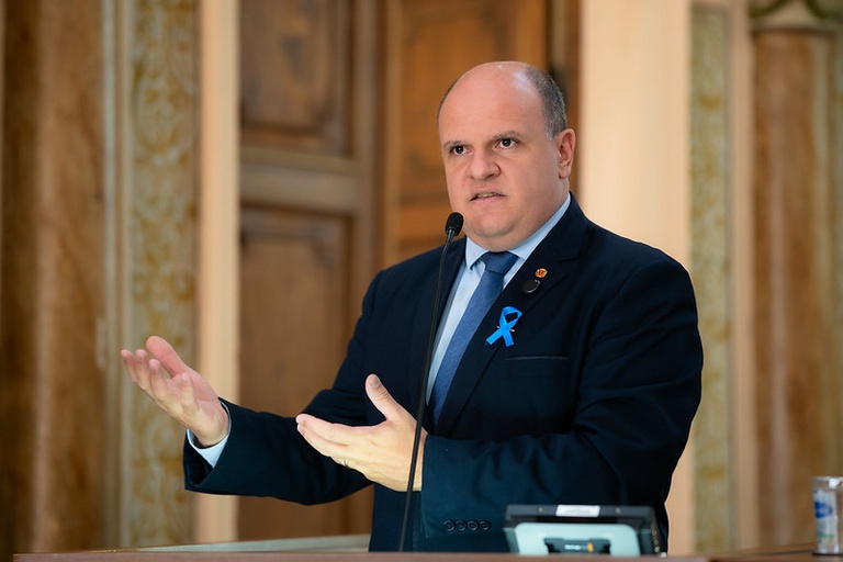 Câmara de Curitiba aprova lei para salvar prédio histórico da depredação