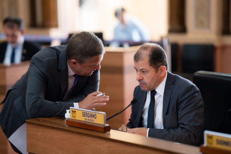 Câmara de Curitiba aprova urgência para projetos de reajuste salarial