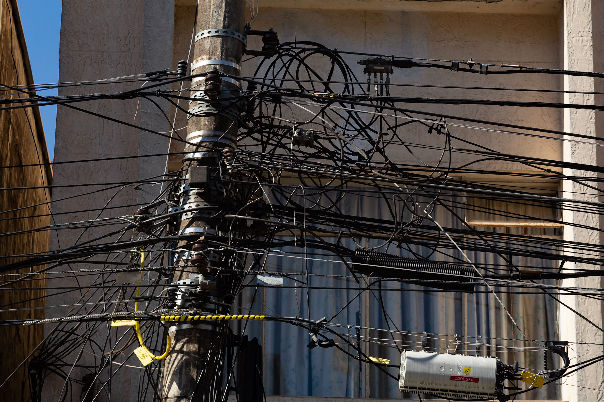 Câmara de Curitiba confirma remoção obrigatória de cabos sem uso