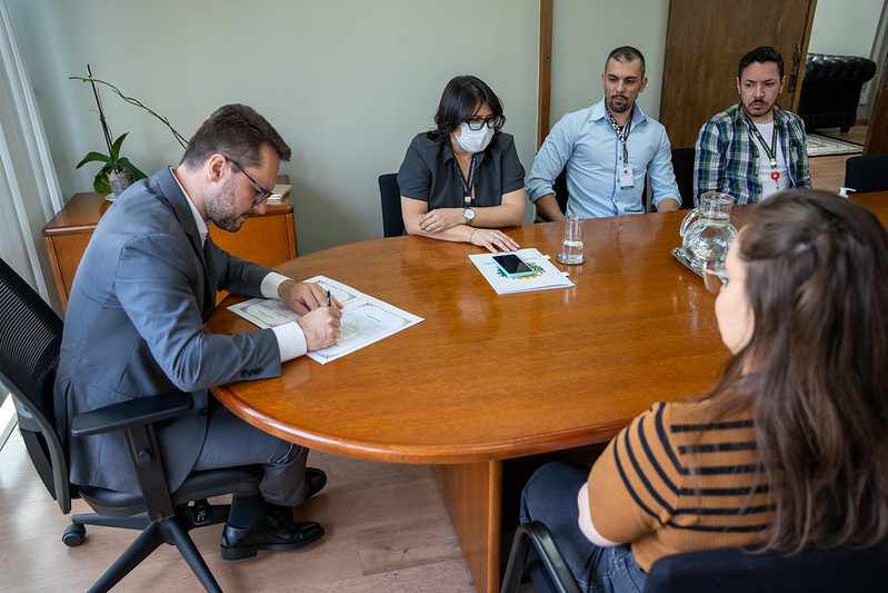  Câmara de Curitiba dá posse a dois novos servidores